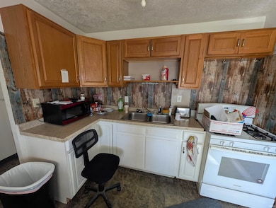 654 N Crescent Dr, Frankfort, IN 46041 - photo 6