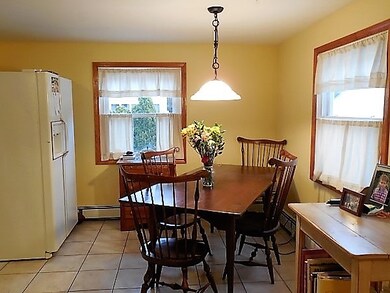 Bright and sunny dining!