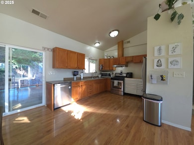 340 Kalapuya Way, Cottage Grove, OR 97424 - photo 5