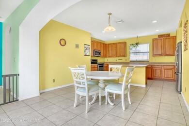 Bright & Cheery Eat-in Kitchen