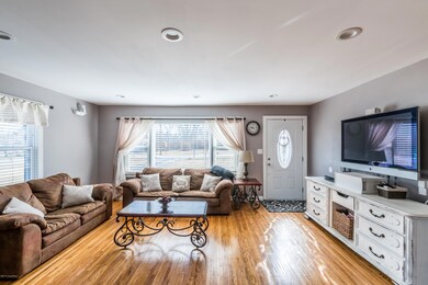 9209 Hudson Ln, Louisville, KY 40291 - photo 4