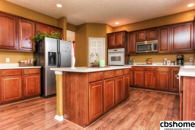 Room for the whole family to gather her and cook your favorite dinners.