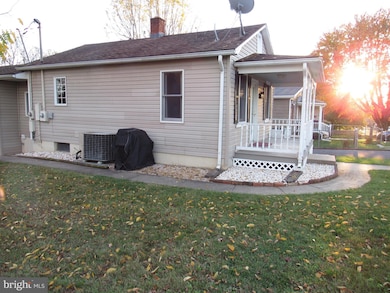 203 W 5th Ave Front Apt #2, Ranson, WV 25438 - photo 2