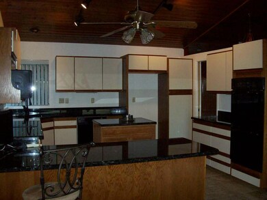 Kitchen w/granite countertops