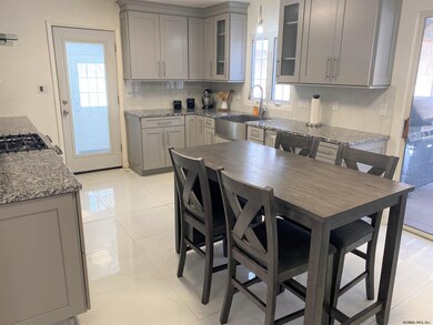 4124 Buckingham Dr, Schenectady, NY 12304 - photo 3