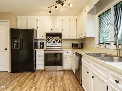 013-1280x960-kitchen