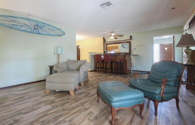 Spacious Family Room w/Wood Plank Tile