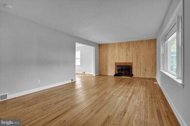 921 Penndale Ave, Reading, PA 19606 - photo 2