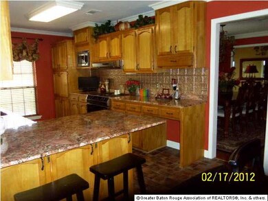 BEAUTIFUL KITCHEN WITH GRANITIC COUNTER TOPS