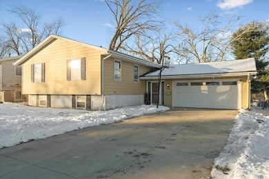 2602 Towne House Dr NE, Cedar Rapids, IA 52402 - photo 3