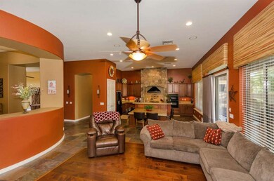 Family room-1.JPG