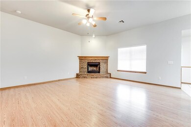 625 Loyd Ln, Moore, OK 73160 - photo 2