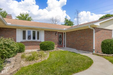 4730 Woodcrest Dr, Columbus, IN 47203 - photo 3