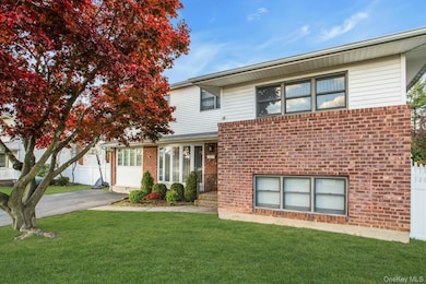 22 Schuyler Dr, ComMacK, NY 11725 - photo 3