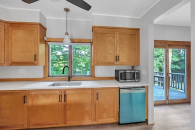 484 Rollstone St, Fitchburg, MA 01420 - photo 4