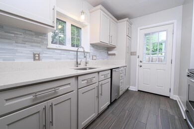 578 Fallis Rd, Columbus, OH 43214 - photo 2