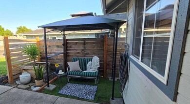 940 Glengrove Ave, Central Point, OR 97502 - photo 2