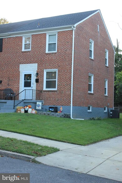 438 S Wickham Rd, Baltimore, MD 21229 - photo 2