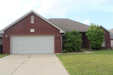 933 NE 30th St, Moore, OK 73160 - photo 2