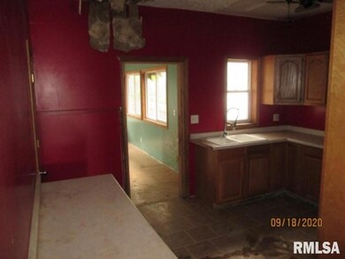 2136 W 5th St, Davenport, IA 52802 - photo 7