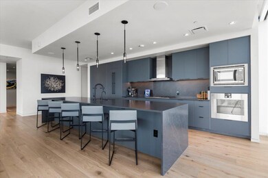 Kitchen with appliances with stainless steel fini