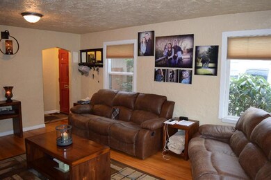 414 S 1st St, Central Point, OR 97502 - photo 7