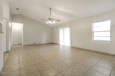 P7340625-02-Living Area-1163355