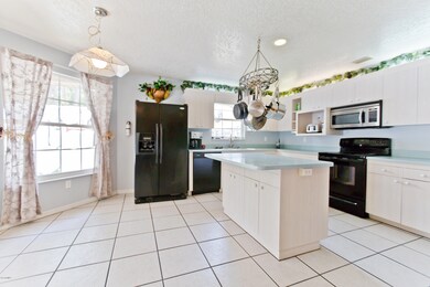Beautiful Kitchen w/ matching appliances