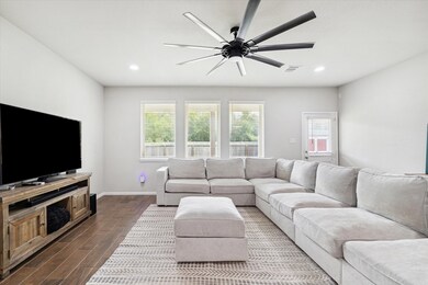 1747 Sunset Express Dr, Alvin, TX 77511 - photo 3