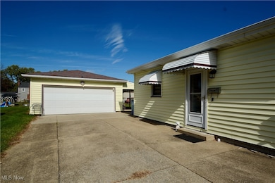 525 W Omar St, Struthers, OH 44471 - photo 2