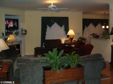 Den/Family/Great Room - Large Open Den with Gas Fi