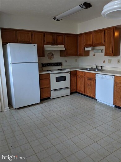 18907 Coral Grove Terrace, Germantown, MD 20874 - photo 4