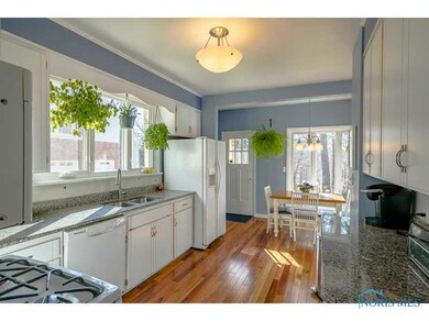 Updated Granite Eat in Kitchen with Butler Pantry