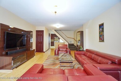 (4) LIVING ROOM