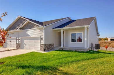 16738 Walnut Meadows Cir, Urbandale, IA 50323 - photo 2