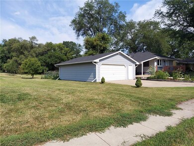 1502 E 26th St, Des Moines, IA 50317 - photo 4
