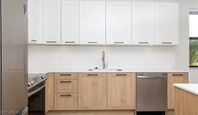 Kitchen featuring tasteful backsplash, white cabin