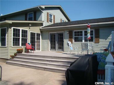 Deck Deck steps down to Pool