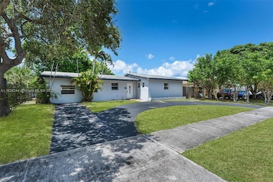 811 Evergreen Dr, West Palm Beach, FL 33403 - photo 3