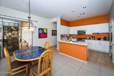 03 - Eat-in kitchen with stainless appli