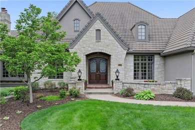 10408 Howe Ln, Leawood, KS 66206 - photo 2