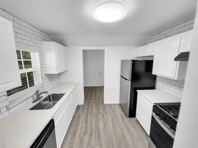 204 N Roe St, Fort Worth, TX 76108 - photo 2