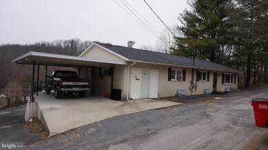 139 Rockwell St, Berkeley Springs, WV 25411 - photo 2