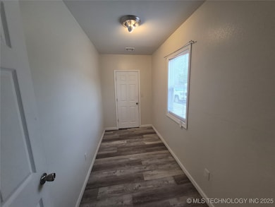 319 N Hogan St, Pryor, OK 74361 - photo 7