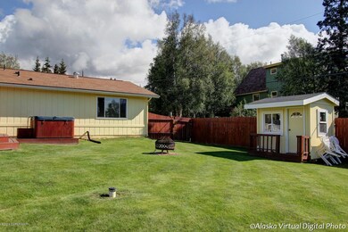 Rear & Play House