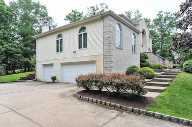 23 Bluffs Ct, Morganville, NJ 07751 - photo 2