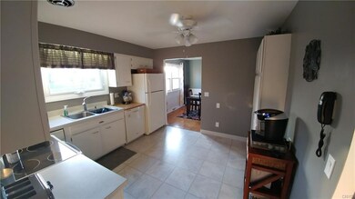 LARGE OPEN MODERN KITCHEN