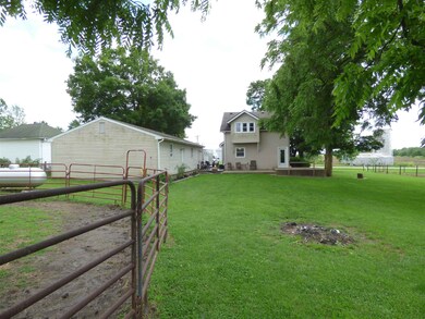 Nice deck overlooking the pasture in the back of t
