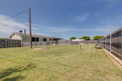 120 Chisholm Hills Dr, Rhome, TX 76078 - photo 4