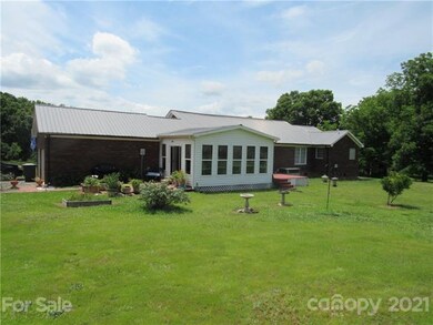 The back of the home shows the 16 X 18 Sunroon.